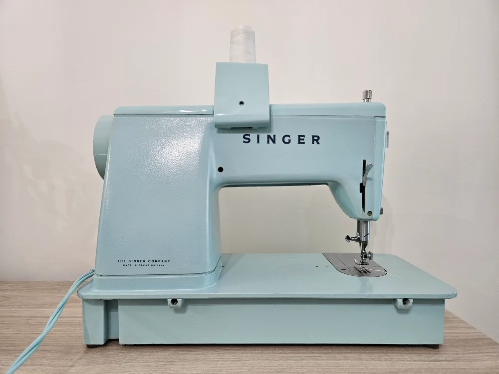 Vintage Singer 348 Sewing Machine - includes carrier and pedal image indicator(3)