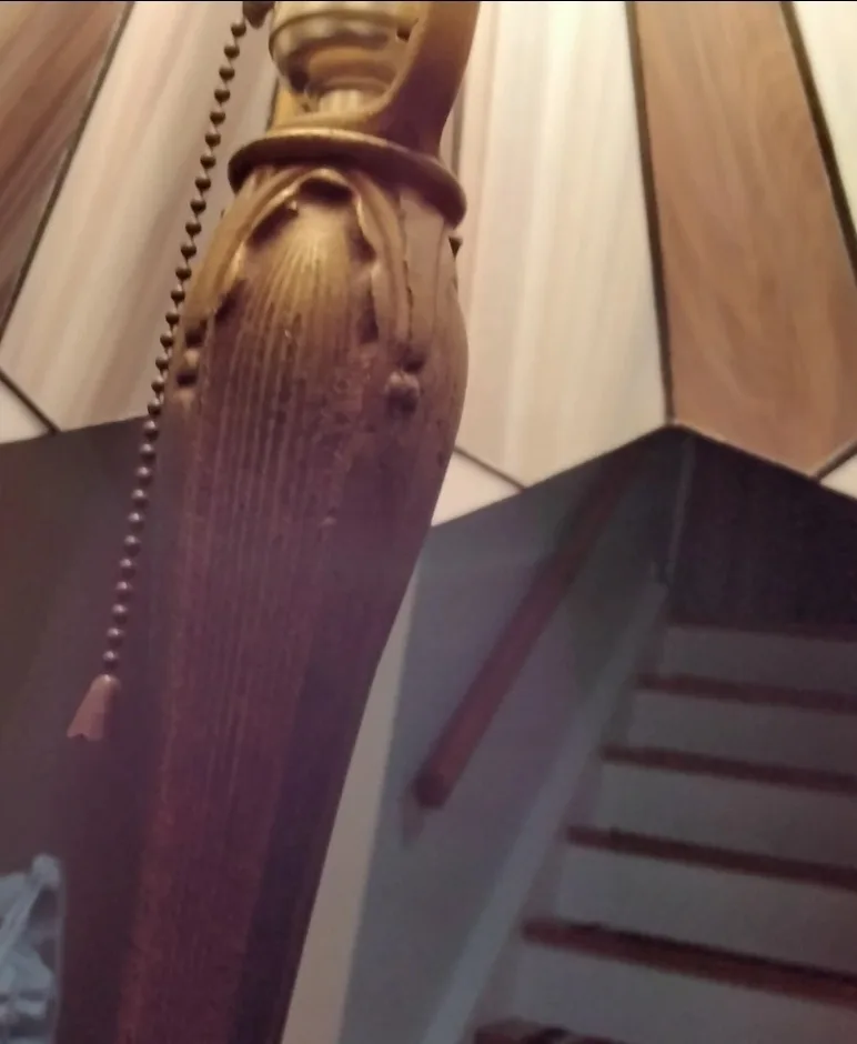 Beautiful Vintage Stained Glass Lamp, Excellent Like New image indicator(5)