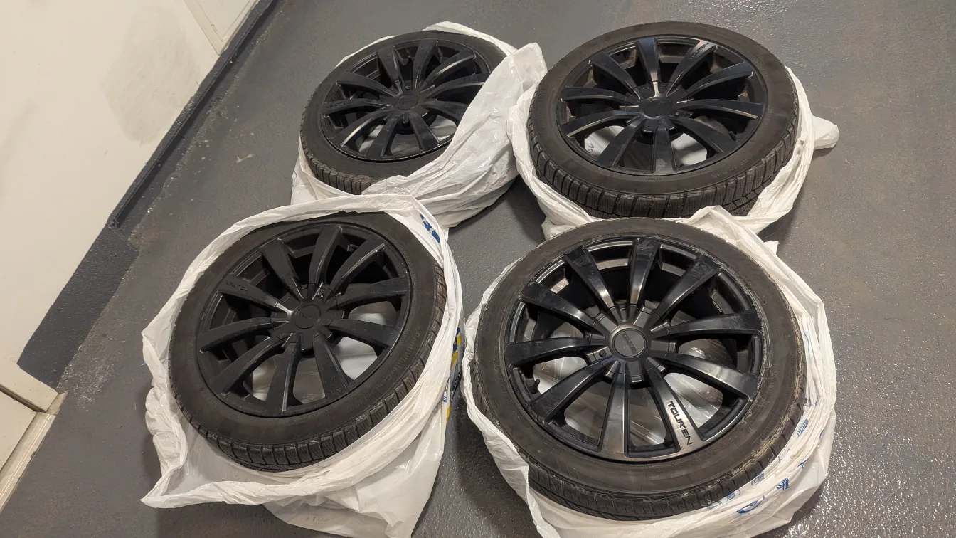 Wheels (used for 2020 BMW 330xi) 5 tires on rims + 1 without rim