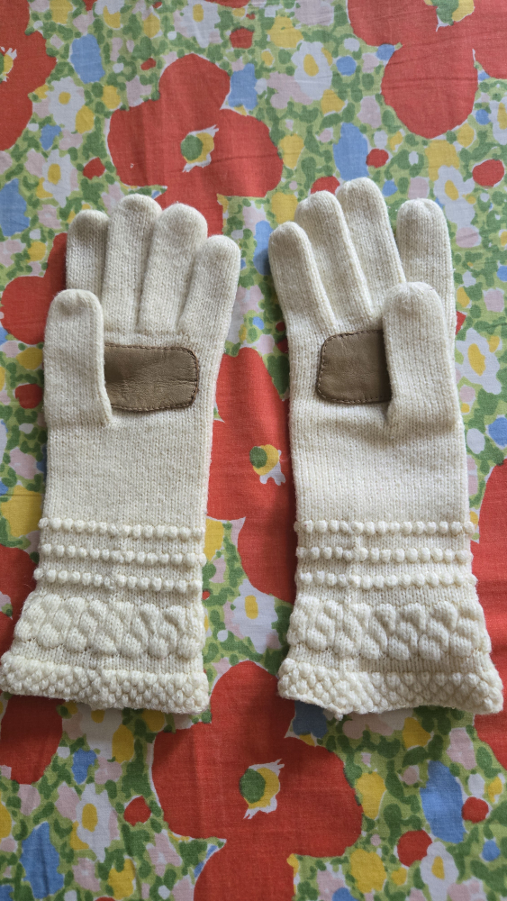 Cream Knit Gloves
