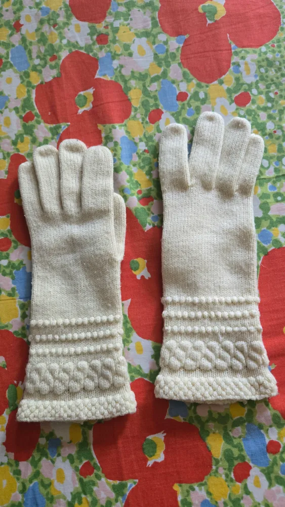 Cream Knit Gloves image indicator(2)