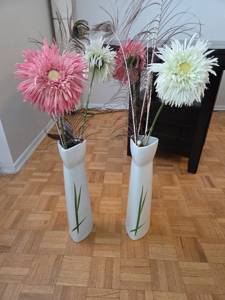Vases with Decorative Flowers image indicator(2)
