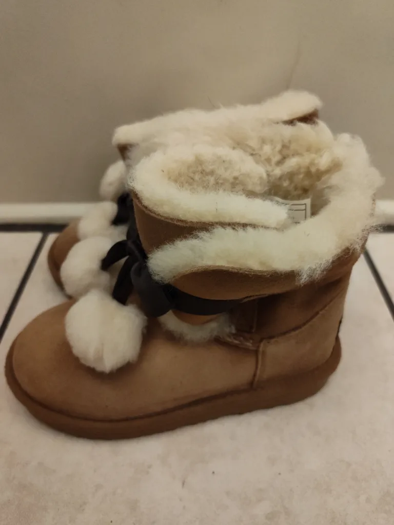UGG Kids Boots Size 12C (BRAND NEW NEVER WORN) image indicator(2)
