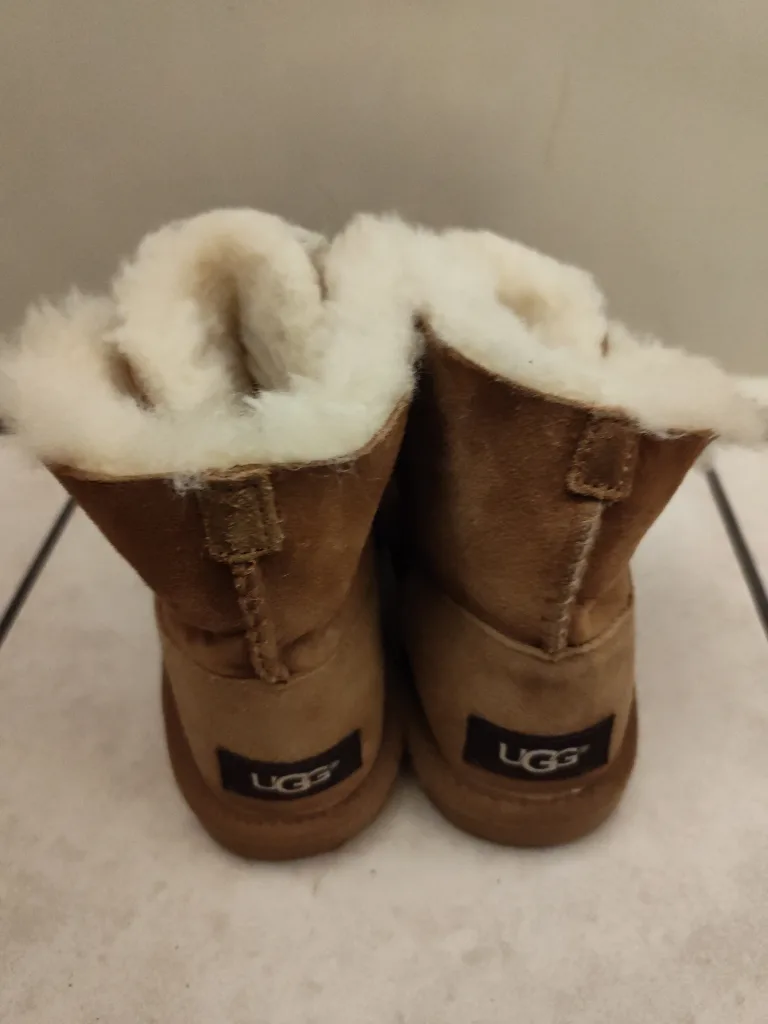 UGG Kids Boots Size 12C (BRAND NEW NEVER WORN) image indicator(3)