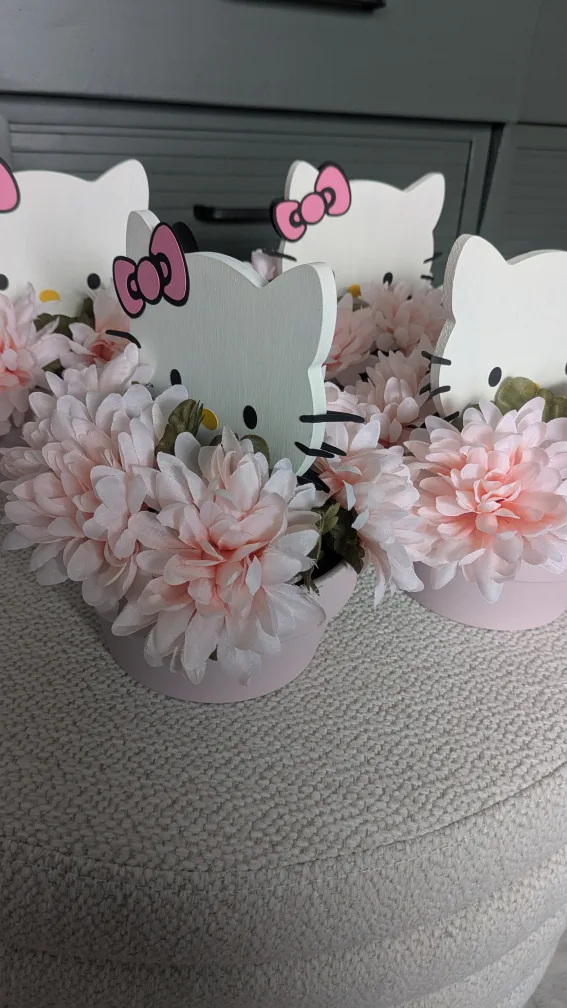 Hello Kitty Centrepieces ×4 image indicator(4)