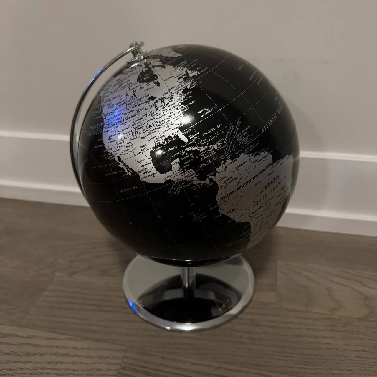 Exerz 10” World Globe – Black & Silver image indicator(2)