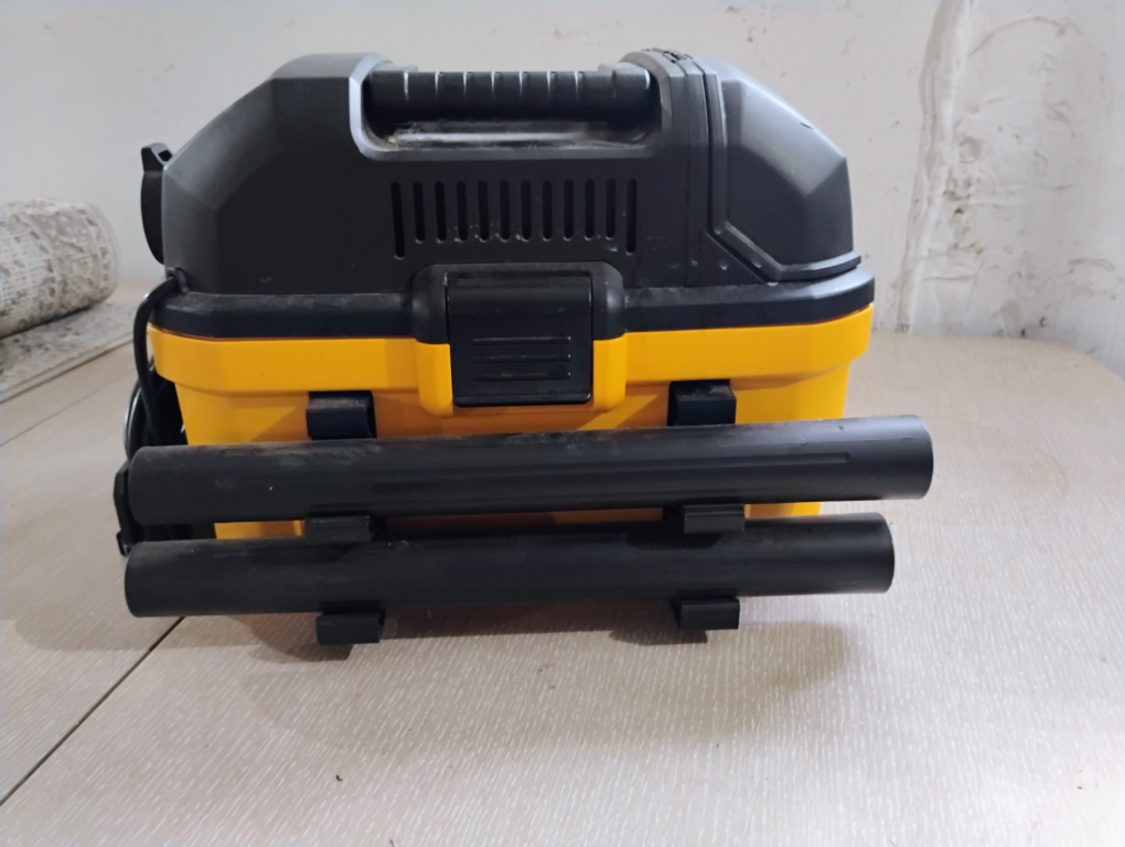 DEWALT DXV04T Portable 4 Gallon Wet/Dry Vacuum - photo 4
