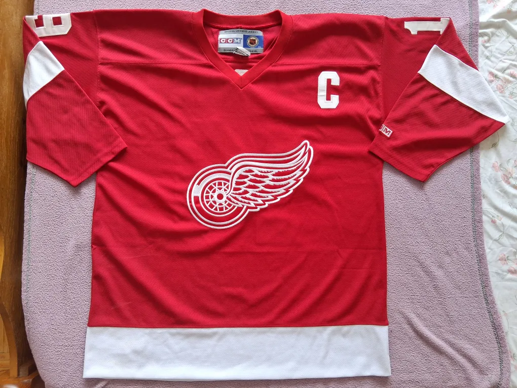 CCM Steve Yzerman Red Wings Jersey Size L image indicator(2)