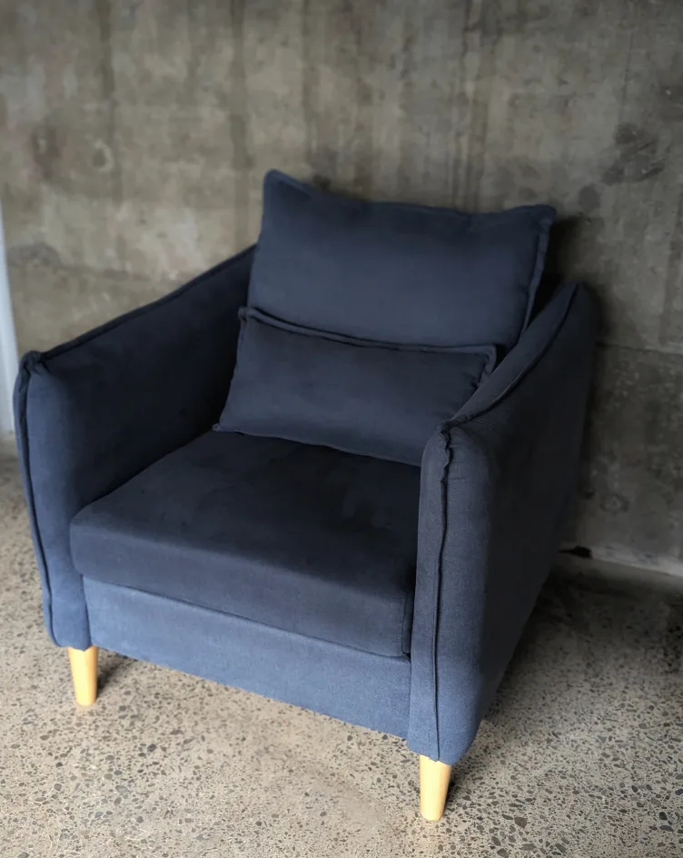 accent chair thumbnail
