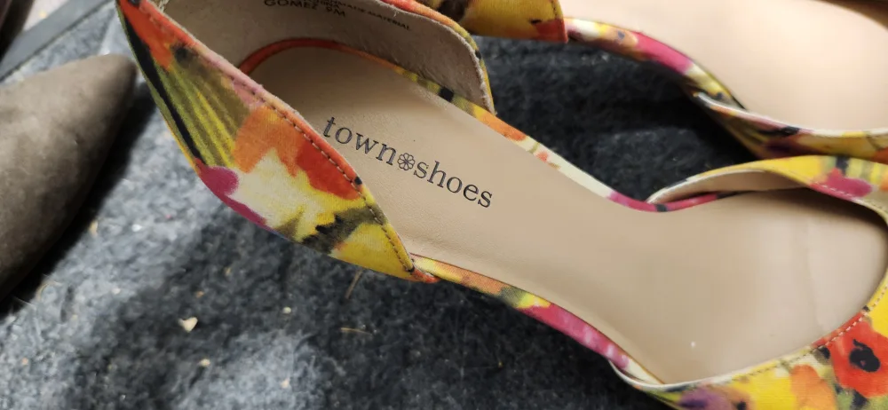 Town Shoes Floral Heels - Size 9 image indicator(2)