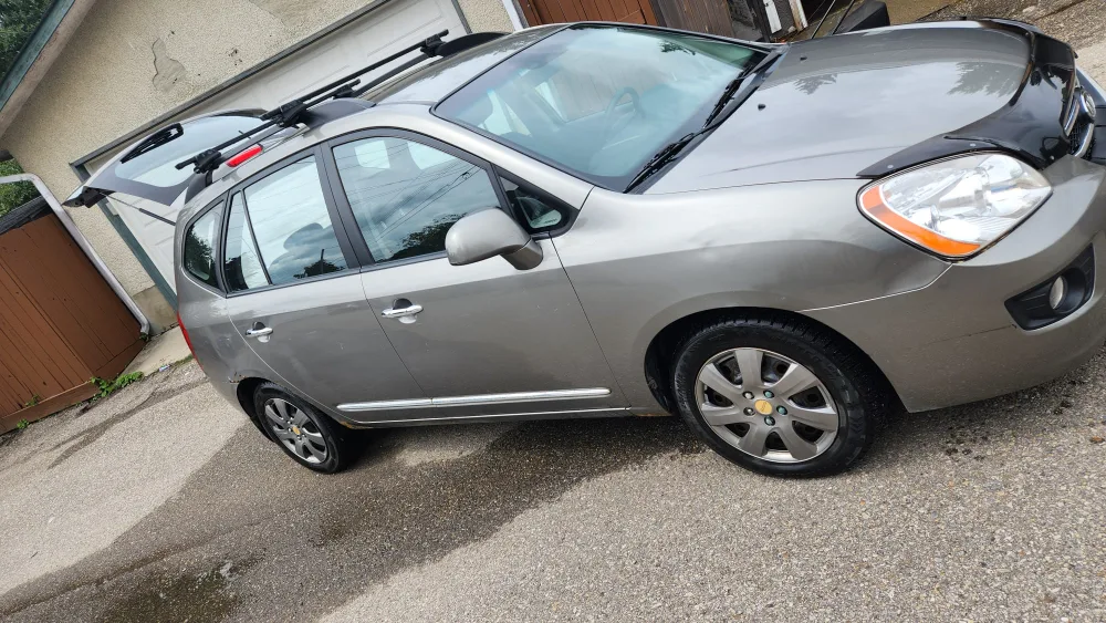 Kia Rondo Wagon - Great Condition! image indicator(3)