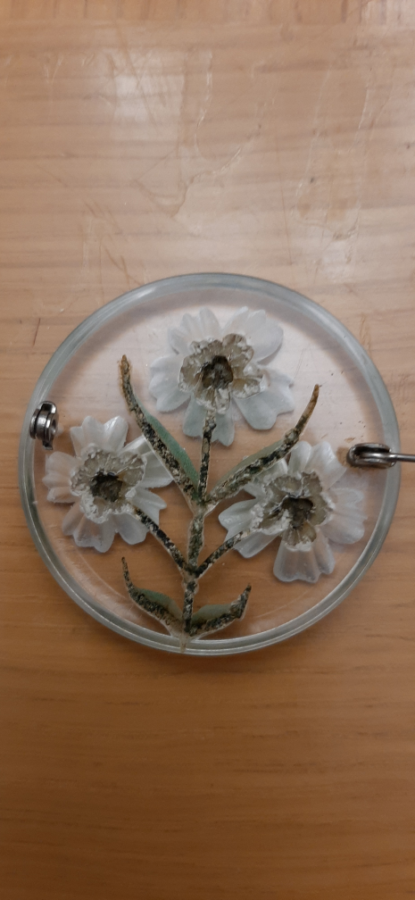 Vintage Reversed Carved Flower Pin Brooch - photo 4