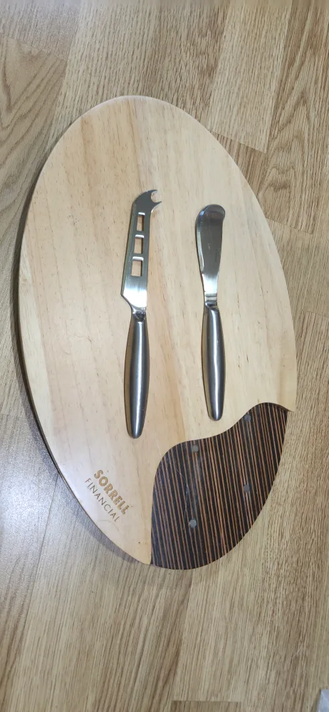Sorrell Financial cutting Board with two Knives. Price firm image indicator(4)