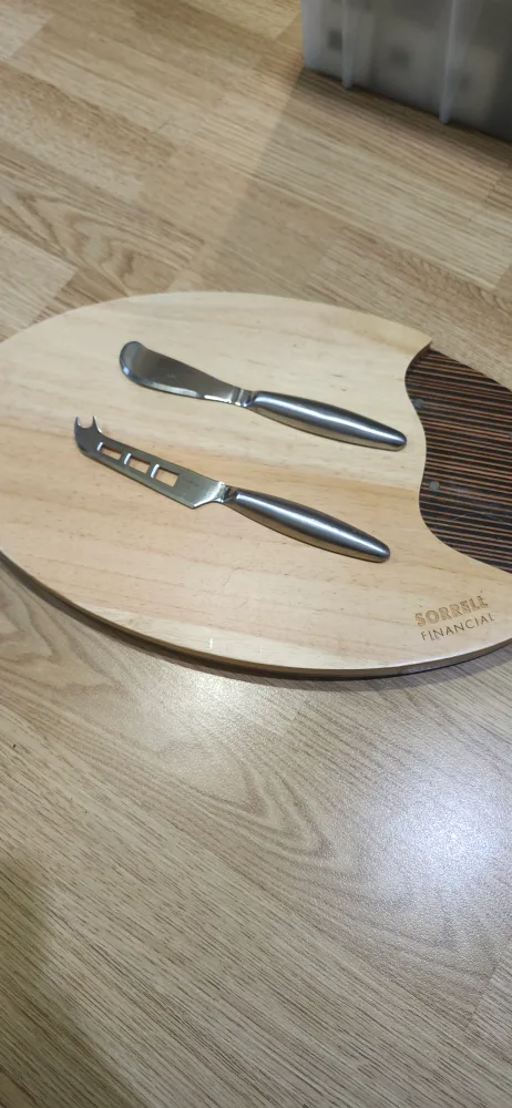 Sorrell Financial cutting Board with two Knives. Price firm image indicator(5)