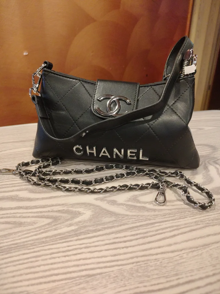 Chanel Black Quilted Shoulder Bag thumbnail