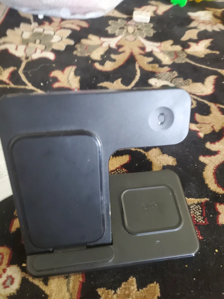 3 in 1 Foldable Wireless Charger - New in Box image indicator(3)