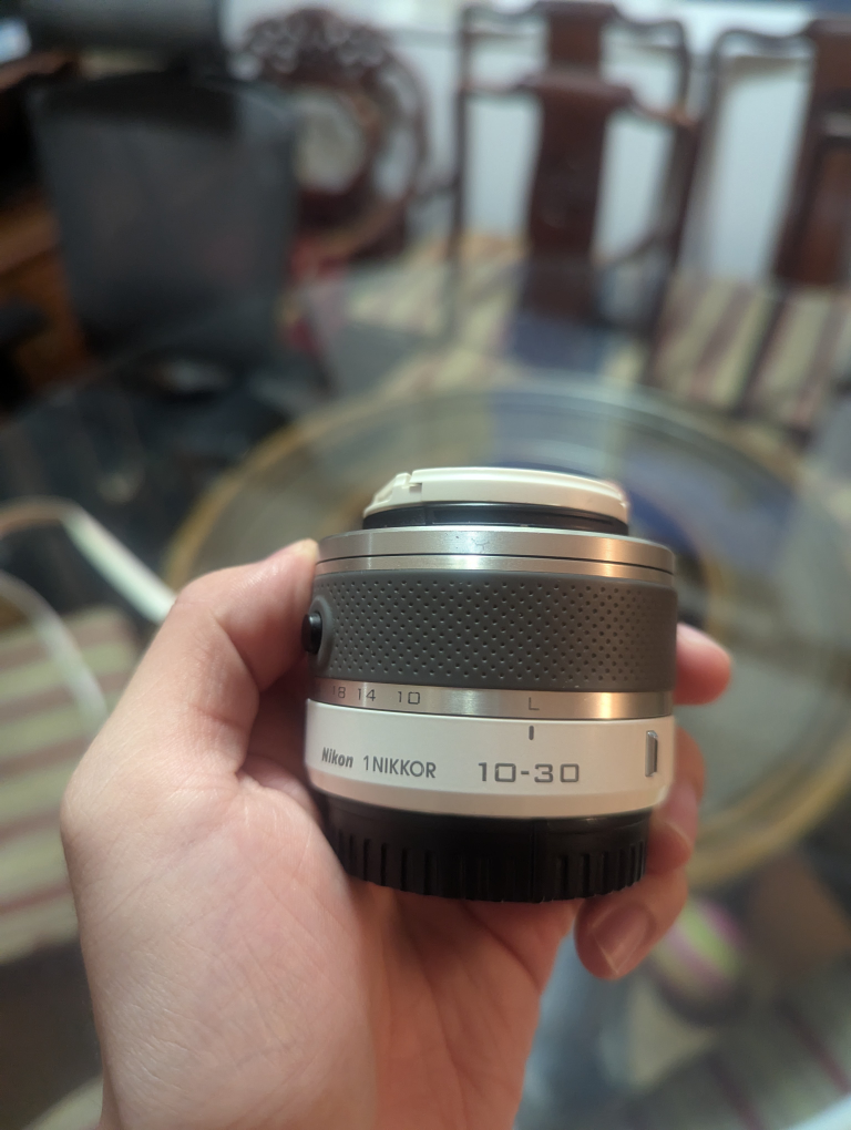 Nikon 1 J1 10.1MP Digital Mirrorless Camera (LIKE NEW) - photo 2