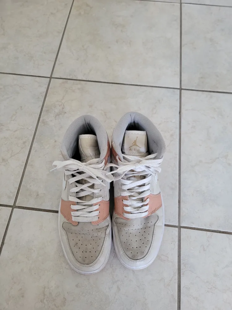 Nike Air Jordan 1 Mid Shoes - Size 7 (Women's) image indicator(2)