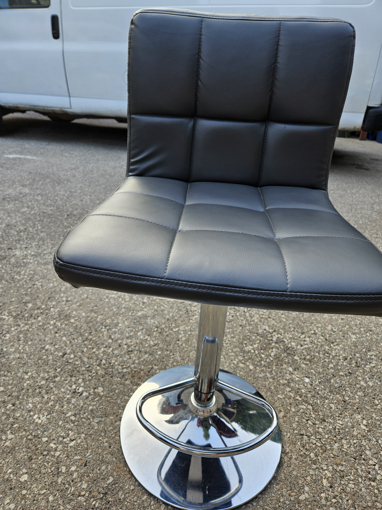 selling the Black seat of a  Swivel Bar Seat Stool - photo 3