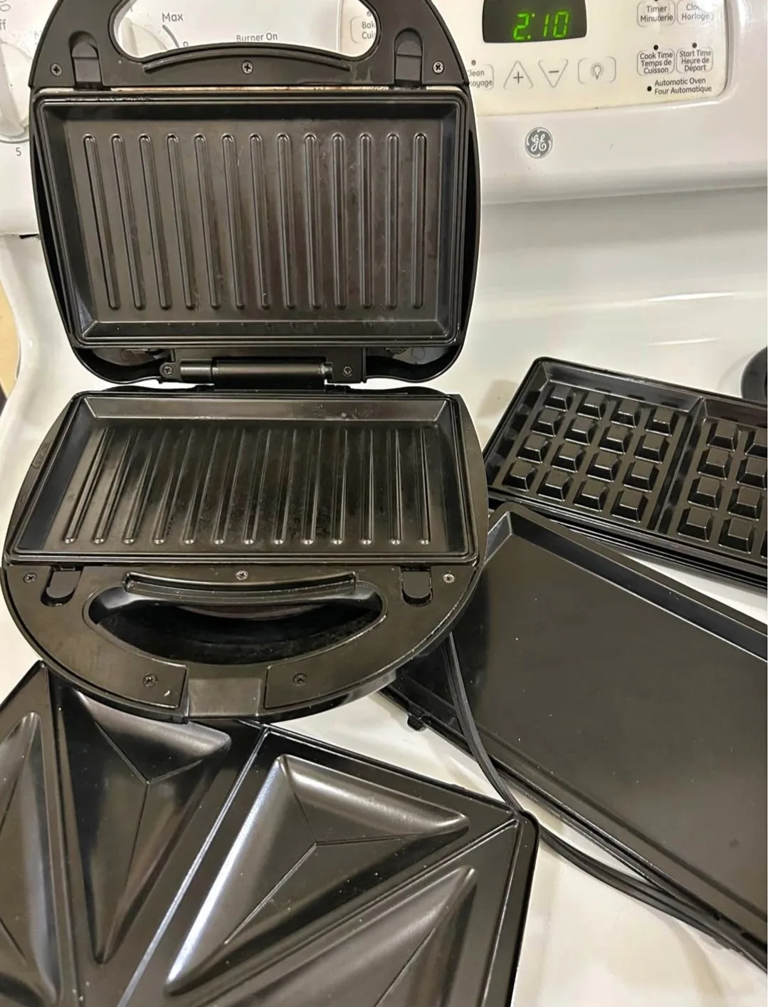 Black Sandwich/Waffle Maker with Plates thumbnail