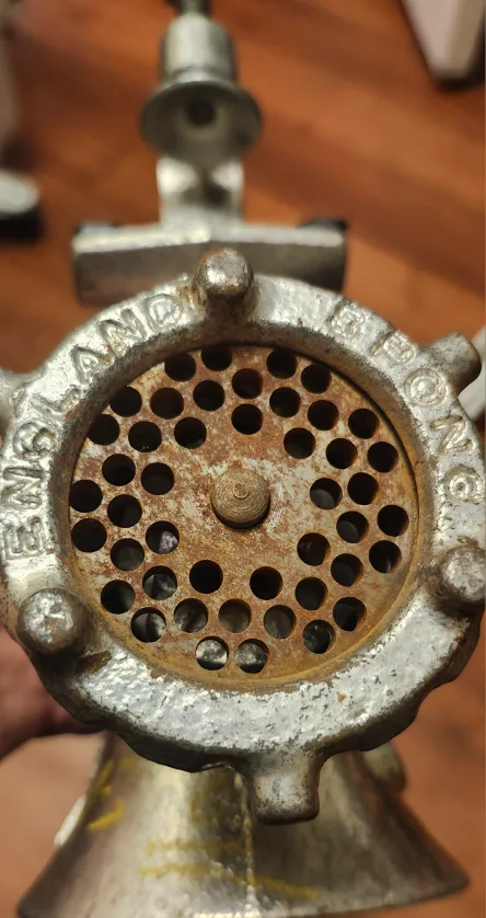 VINTAGE MADE IN ENGLAND HAND MINCER SOLID IRON.. WOOD HANDLE image indicator(6)