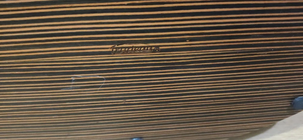 Sorrell Financial cutting Board with two Knives. Price firm image indicator(10)