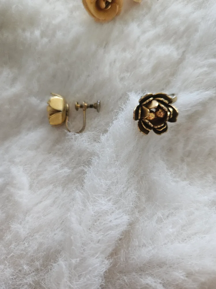 Vintage Clip-On Earrings - Gold & Pearl image indicator(3)