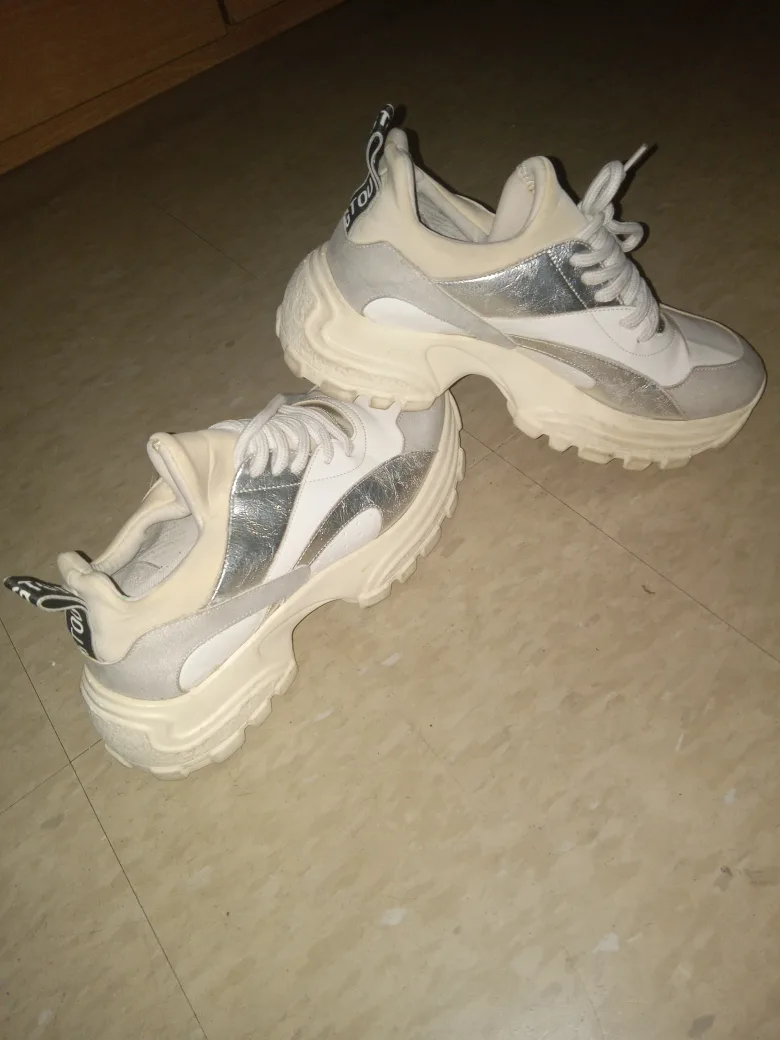 Two sneakers sizes 7.5 and 9 image indicator(2)