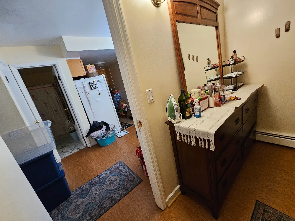 Beautiful dresser that comes mirror image indicator(3)