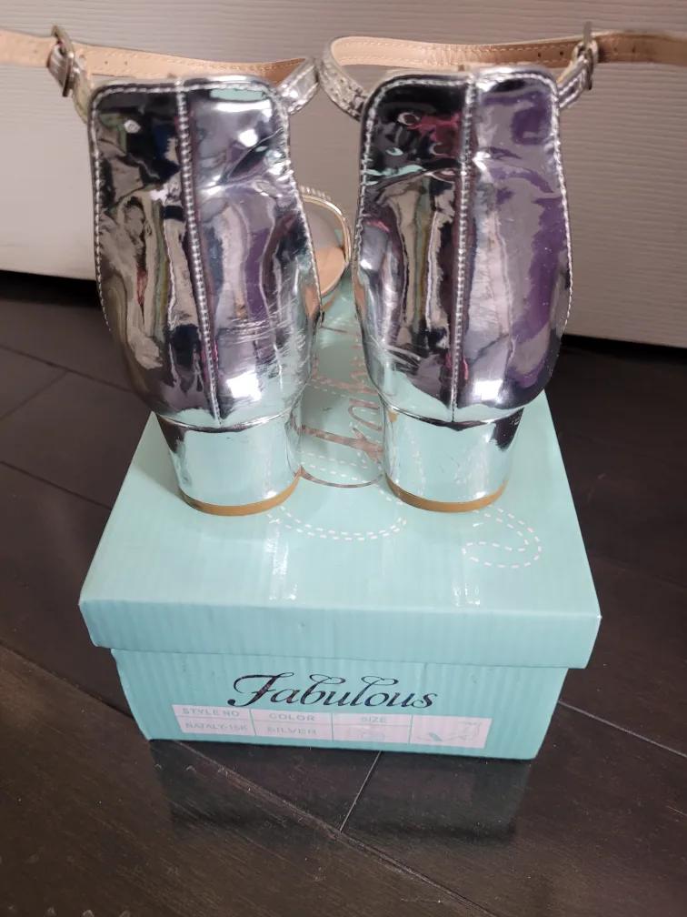 Fabulous Silver Heels - Girls Size 2 image indicator(2)