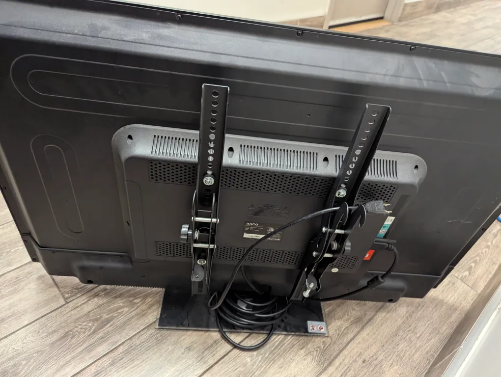 40 inch LED flat screen TV with wall mount and stand image indicator(6)