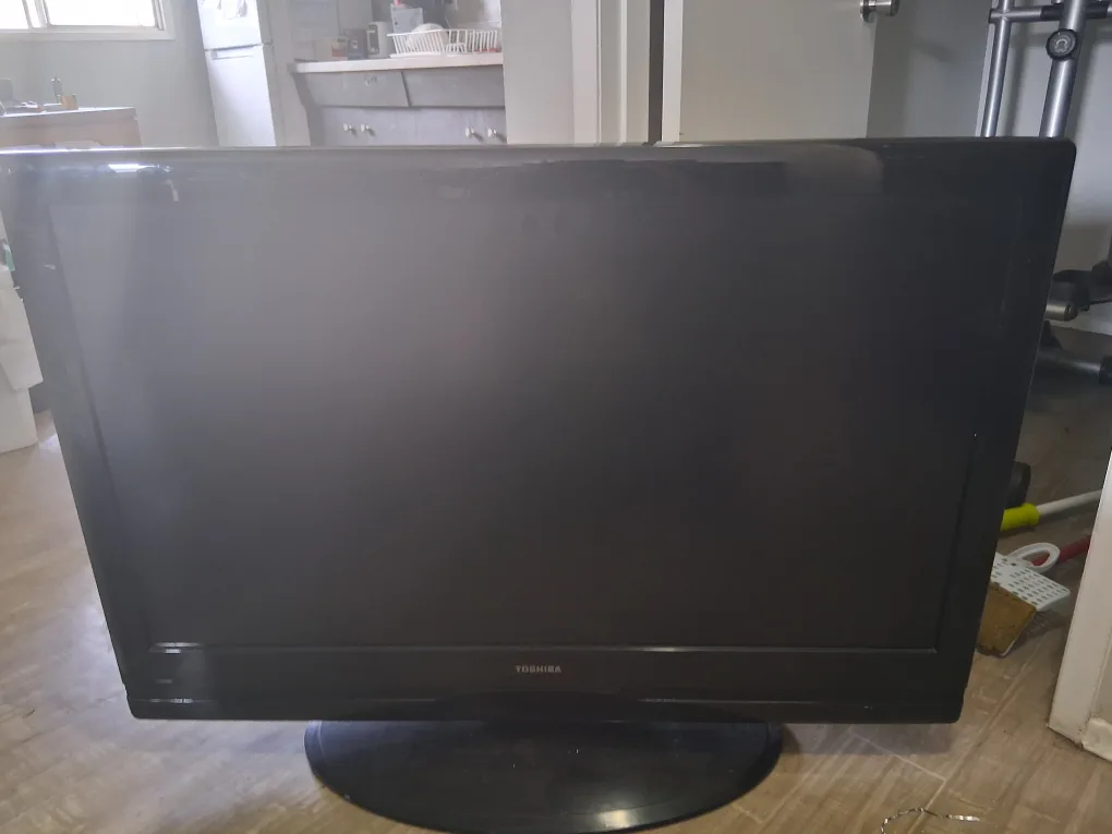 Toshiba 42AV500U 42 inch TV thumbnail