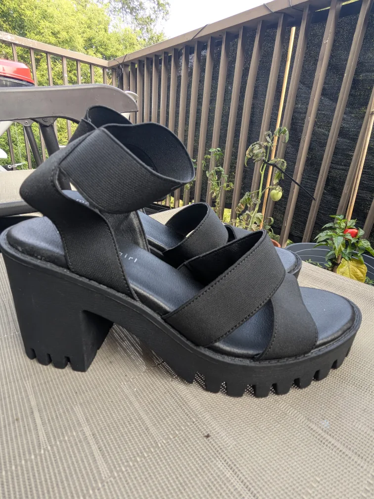 Madden Girl Black Platform Sandals image indicator(2)