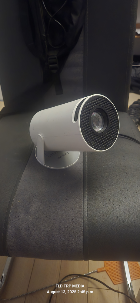 Freestyle Projector - Portable & Versatile - photo 2