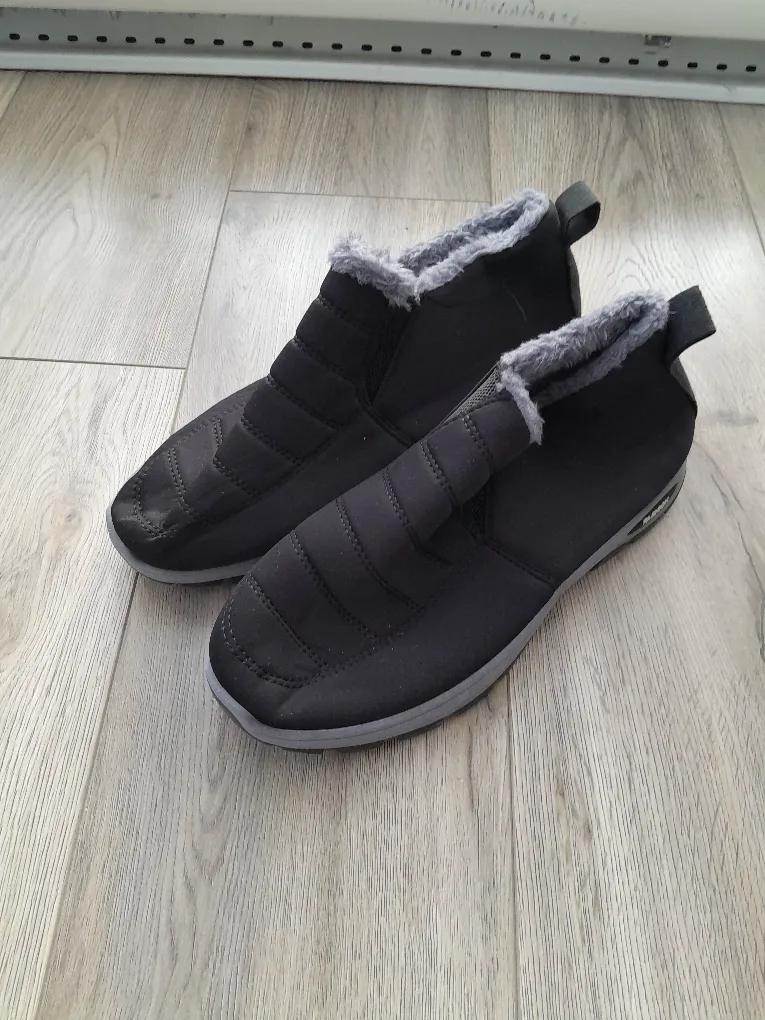 Shoes for $100 altogether sizes EU 42-43 image indicator(2)