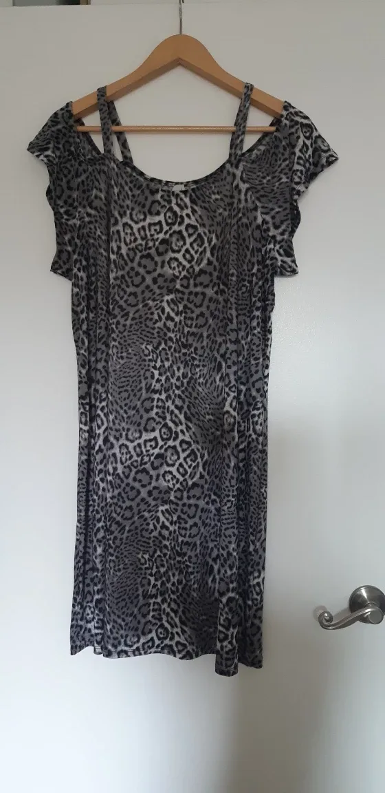 Less than $3 an item Mixed Lot Women's Clothing image indicator(2)