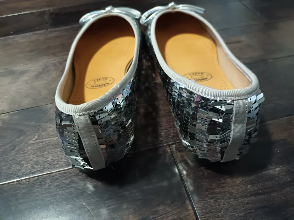 🥕 Steve Madden Silver Flats - Size 10 image indicator(2)