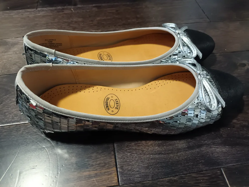 �🥕 Steve Madden Silver Flats - Size 10 image indicator(3)