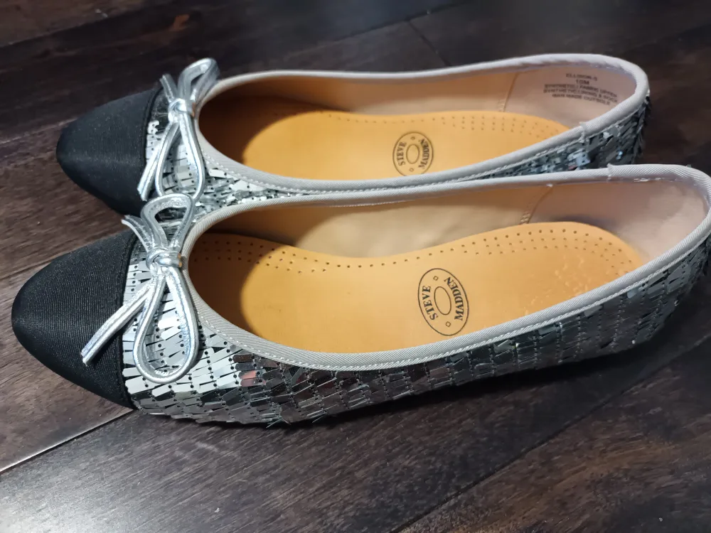 🥕 Steve Madden Silver Flats - Size 10 image indicator(4)