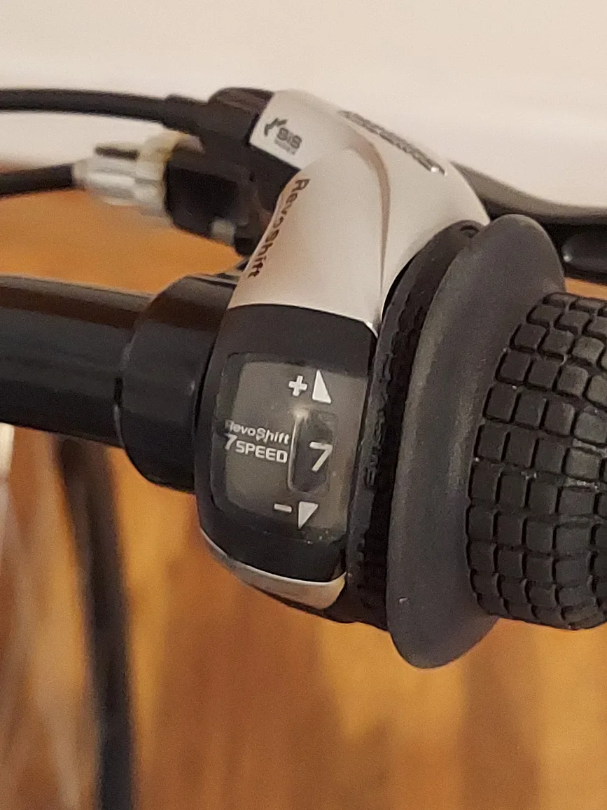 Great ** 2024 MOMENTUM ** 7 SPEED Gray Hybrid Bicycle image indicator(7)