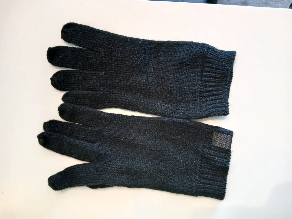 🥕#freecycle Calvin Klein black unisex gloves image indicator(5)