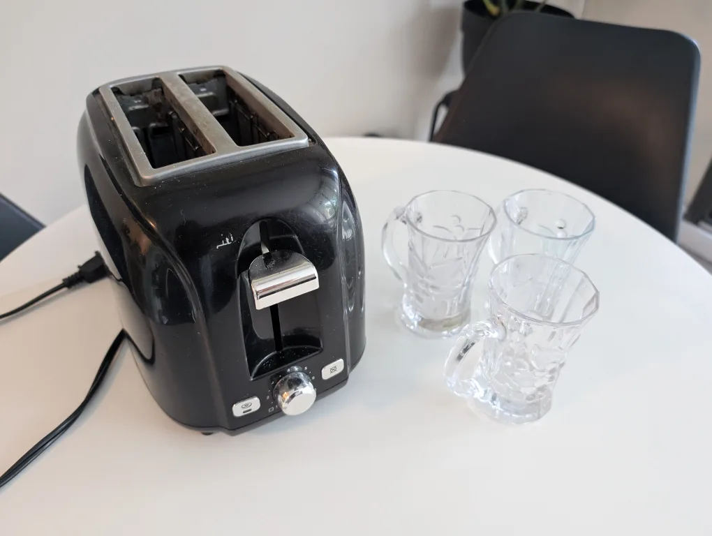 Toaster & 3 glass