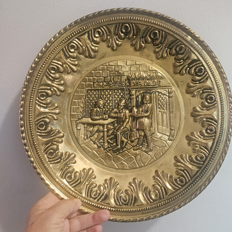 VTG Brass England  Colonia Tavern  Scene.