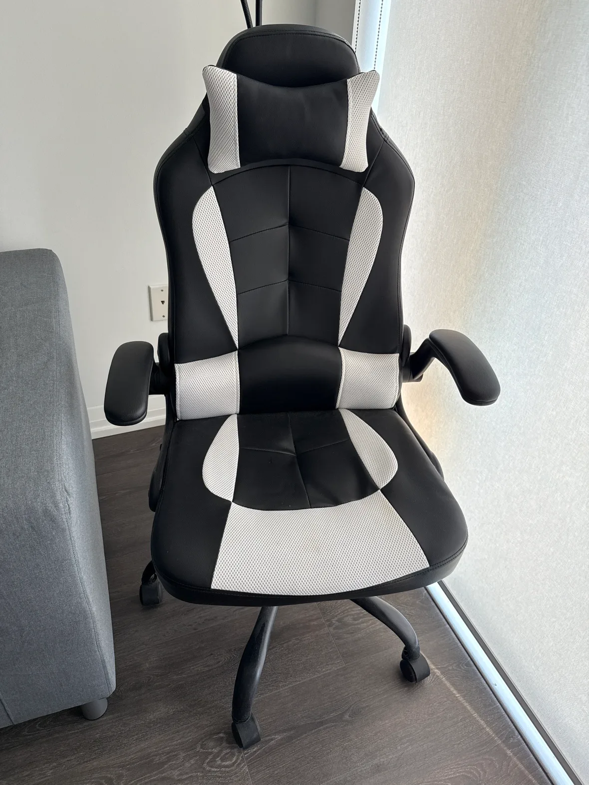 Black & White Gaming Chair (pick up only) thumbnail