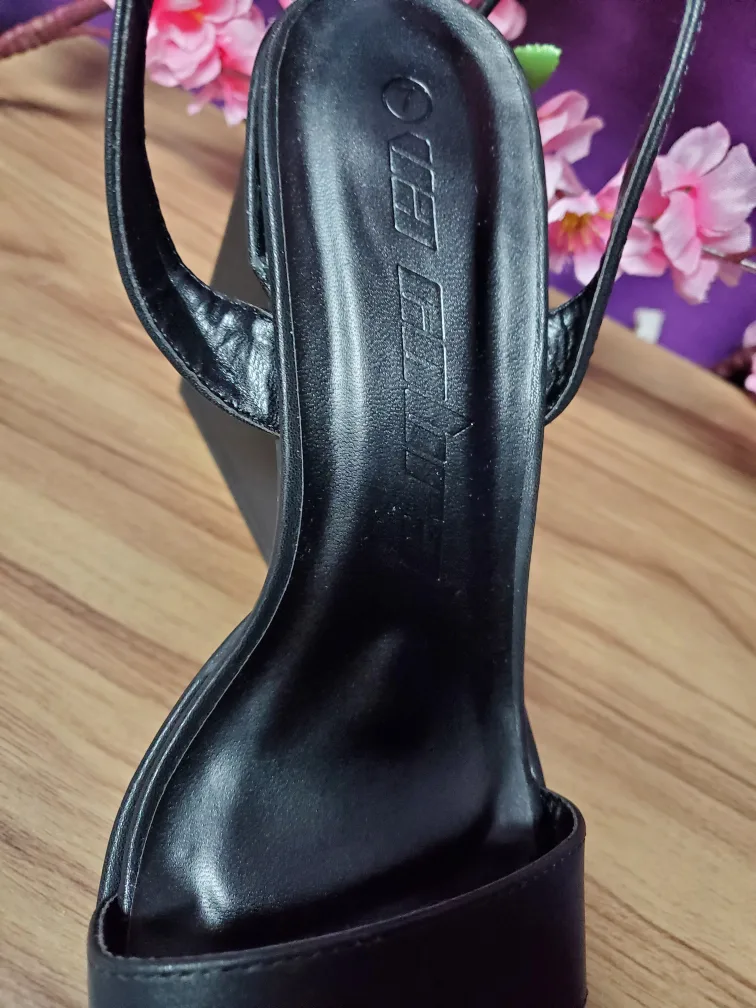 Black chunky platform heel sandals - size 7 image indicator(9)