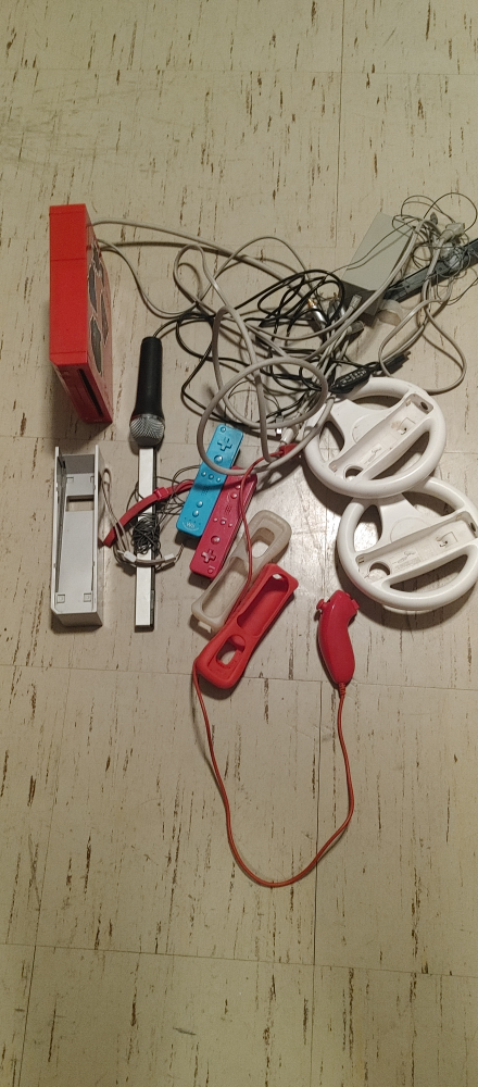 Nintendo Wii Bundle - Red Edition