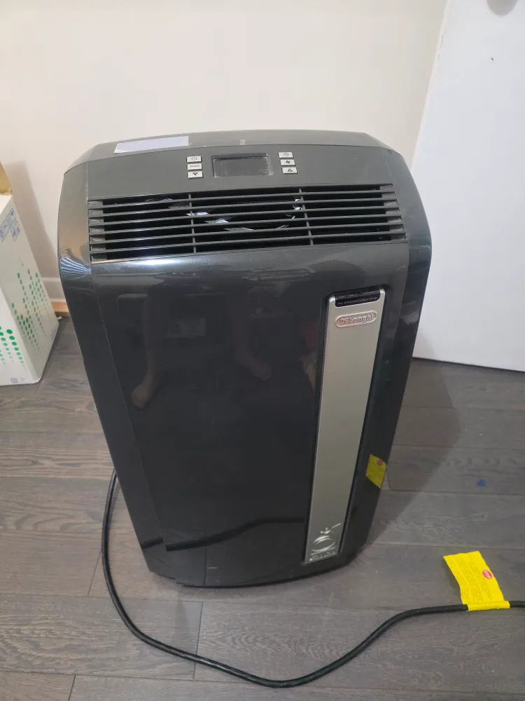 4 in 1 DeLonghi Pinguino 14,000 BTU AC, heater, dehumidifier image indicator(3)