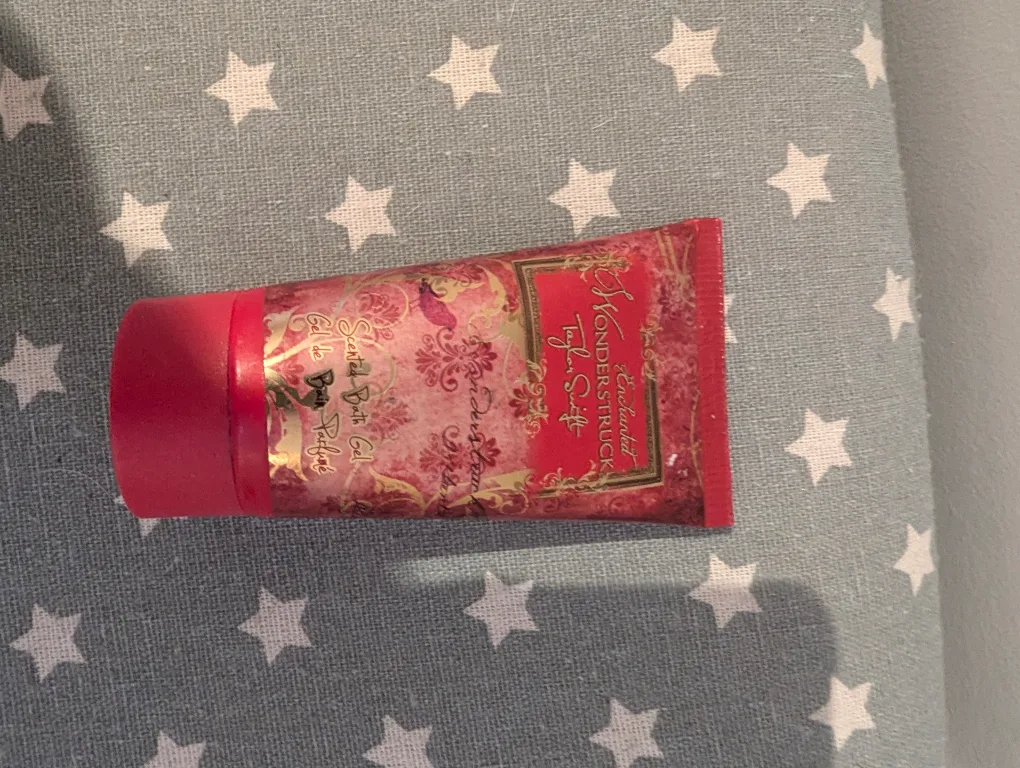 Free Taylor Swift Wonderstruck Scented Bath Gel thumbnail
