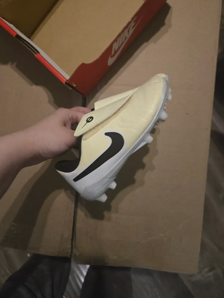 Nike Kids' Jr. Tiempo Legend 10 Club FG/MG Soccer Cleats thumbnail