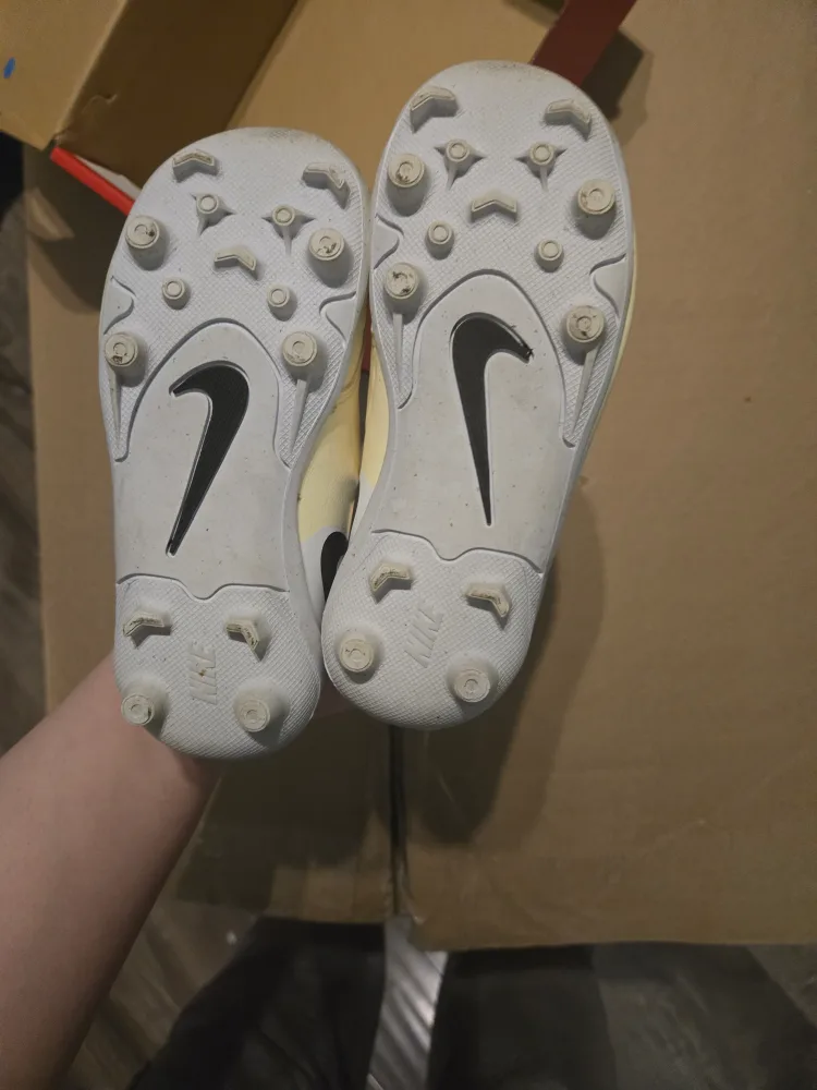 Nike Kids' Jr. Tiempo Legend 10 Club FG/MG Soccer Cleats image indicator(2)